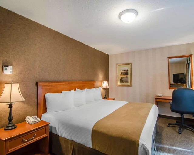 Efficiency, Suite, King Bed، Quality Inn & Suites Grande Prairie 3/3