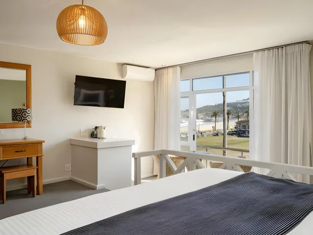 Room, King Bed, Mountain and Sea View، The Bay Hotel 5/7