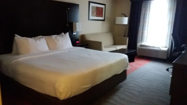 غرفة قياسية بسرير كينج مع أريكة، Holiday Inn Express Hotel And Suites Waterford 1/6