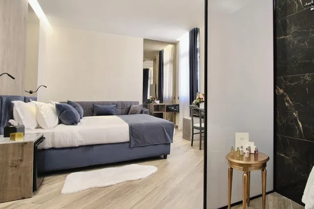 Royal, Blue, Suite, King Bed, Hot Tub، Athens The L7 Str - Luxury Boutique Collection Hotel 6/10