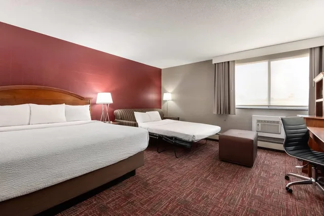 غرفة بسرير كينج مع أريكة، Ramada By Wyndham Grand Forks 1/4