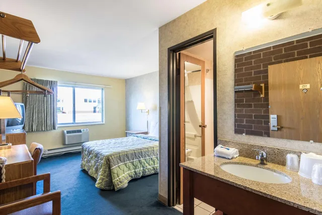 غرفة بسرير كوين بجاكوزي، Motel6 Eau Claire, WI 9/9