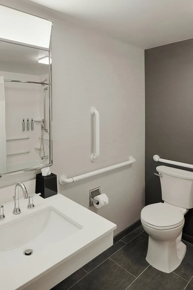 غرفة بسرير كينج، Courtyard by Marriott Dayton South 2/9