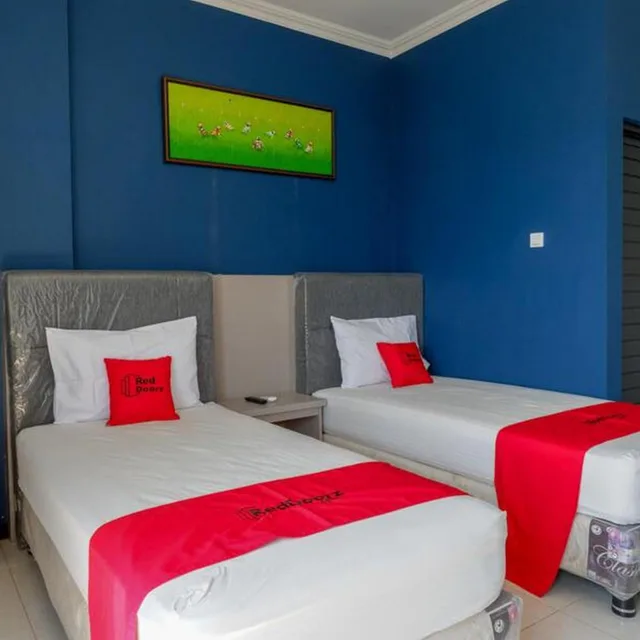 غرفة ديلوكس بسريرين منفصلين، RedDoorz Plus Syariah @ Hotel Boulevard Luwuk 5/10