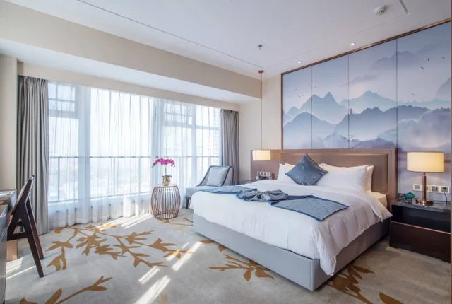 غرفة بزنس بسرير كينج، Ramada by Wyndham Wuhan Qingshan 1/2