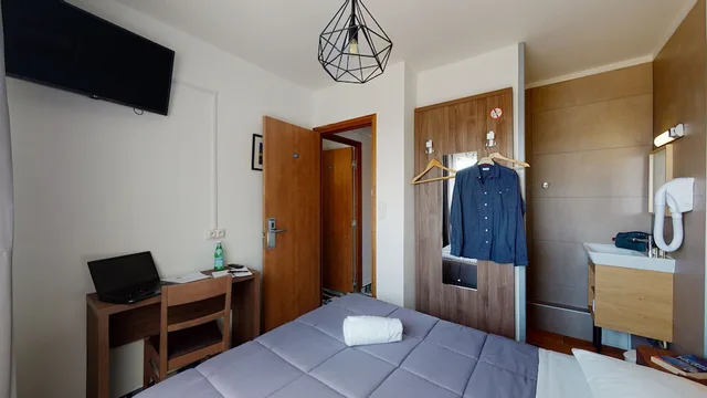 Adjoining, 2 Double Beds، Hotel Les Pieux 6/10