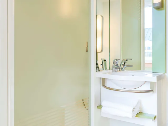 غرفة بسرير مزدوج وسرير بطابقين، Ibis Budget Issy Les Moulineaux 8/10