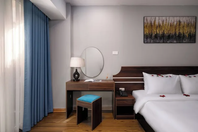 غرفة عائلية ثلاثية بسرير كينج وسرير فردي بإطلالة على المدينة بشرفة، See You At Lily's Hostel 7/8