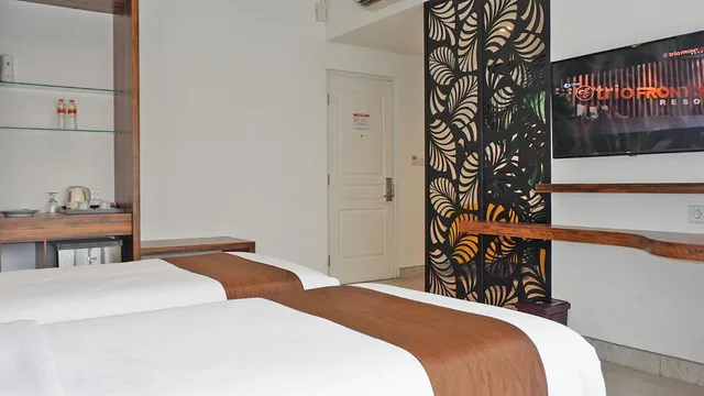 غرفة بسريرين منفصلين بشرفة، Front One Resort Magelang 10/10