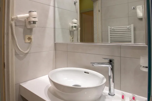غرفة ثلاثية، Strass Hotel 5/10