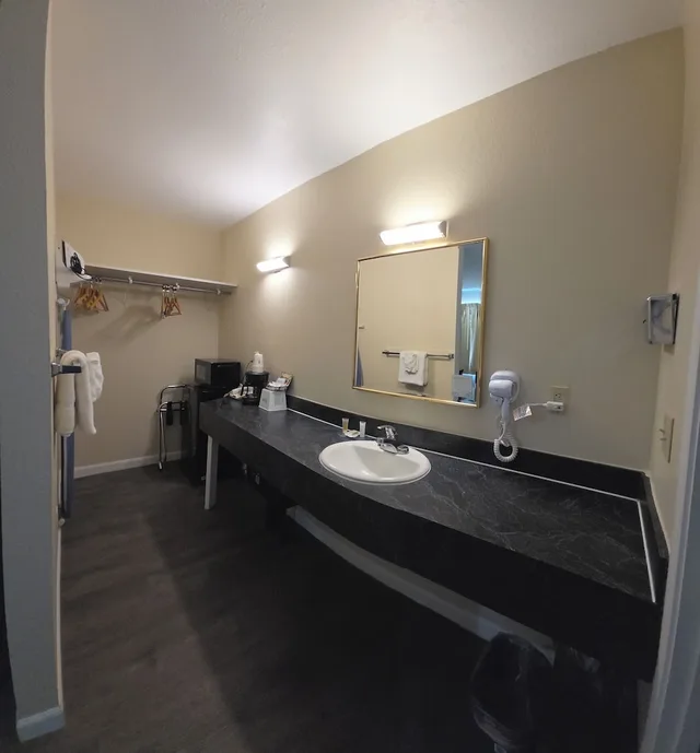 غرفة ديلوكس بسرير كينج، Travelodge by Wyndham Wenatchee 10/10