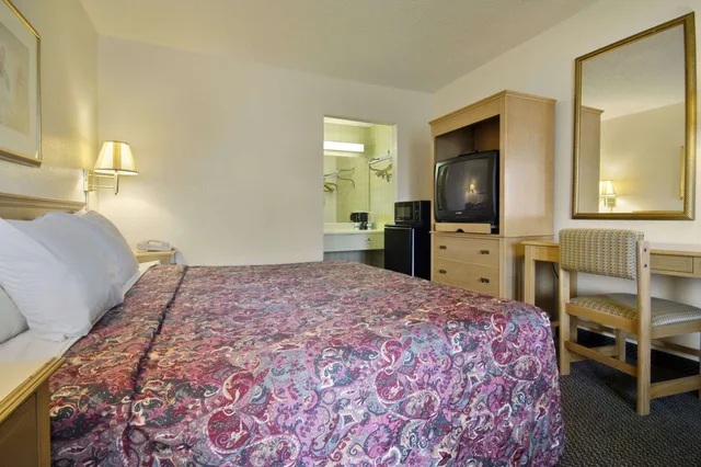 غرفة قياسية بسرير كينج، Days Inn & Suites by Wyndham Mobile 2/8