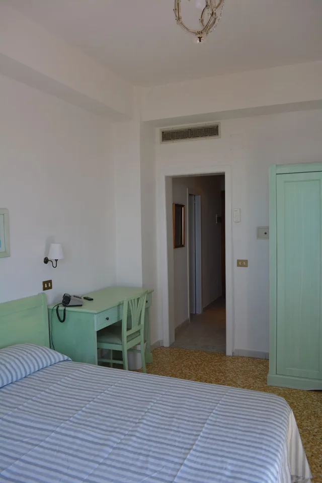 غرفة كلاسيكية بسريرين منفصلين بشرفة بإطلالة جزئية على البحر، Hotel Dania 1/10