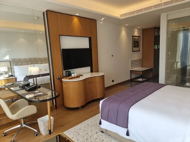 غرفة سوبيريور بسرير كينج بإطلالة على المسبح، The Leela Bhartiya City Bengaluru 4/8