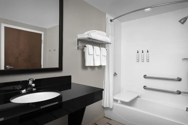 استوديو بسرير كينج مع أريكة لذوي الإعاقة، Fairfield Inn Suites Fayetteville North 3/3