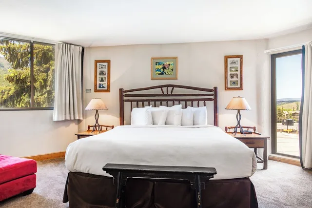 2 Bedrooms, Condominium, 1 King and 2 Double Beds, Sofa، Silver King Hotel 4/9