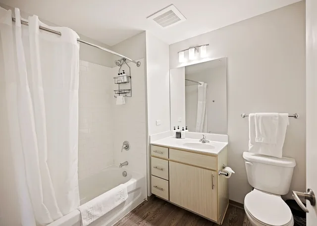 جناح بسرير كوين، Placemakr Premier SoBro 2/2