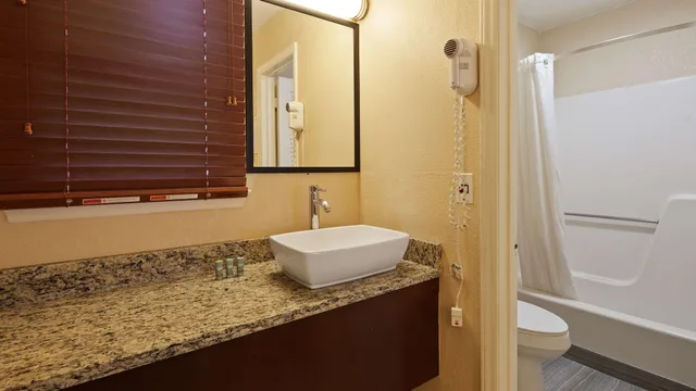 غرفة قياسية بسرير كينج بشرفة، Best Western Mountainbrook Inn 8/8