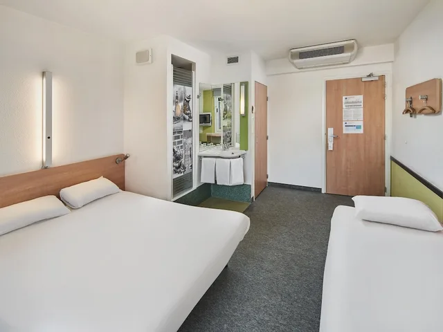 غرفة قياسية بسرير مزدوج وسرير فردي، ibis budget Wroclaw Poludnie 2/5