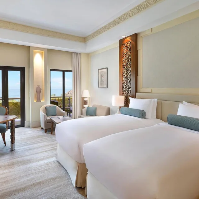 غرفة ديلوكس بسريرين منفصلين بإطلالة على البحر، Al Bustan Palace A Ritz-Carlton Hotel 1/4