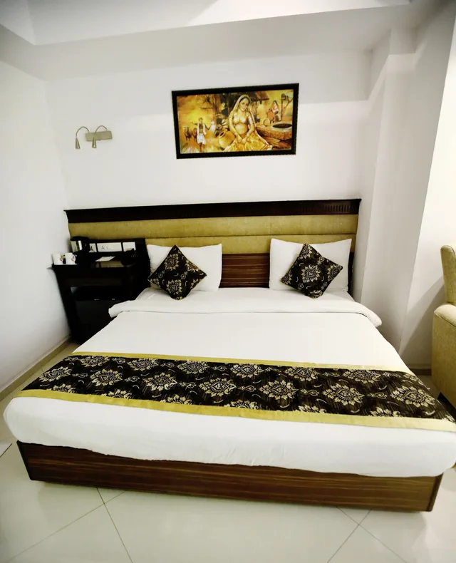 Executive, Queen Bed, The Grand Radiant 3/5