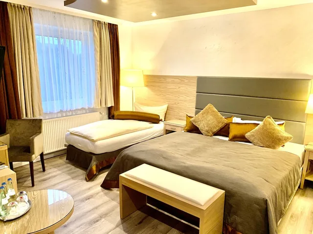 Family, 1 King and 1 Single Beds, Boutique Hotel Goldene Henne 1/7