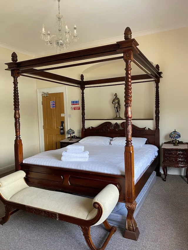 Superior, King Bed, Four Poster View، The Royal Britannia 4/4