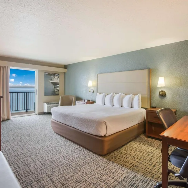 Room, King Bed, Lake Side, Lake View, Balcony، Best Western Harbour Pointe Lakefront 3/9