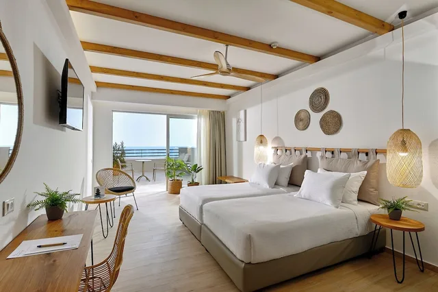 غرفة سوبيريور بسريرين منفصلين بإطلالة على البحر مع أريكة، Blue Marine Resort and Spa 1/1