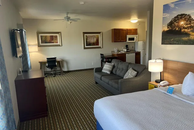 جناح بسرير كينج مع أريكة بمطبخ، Days Inn & Suites by Wyndham Columbus NE 2/4