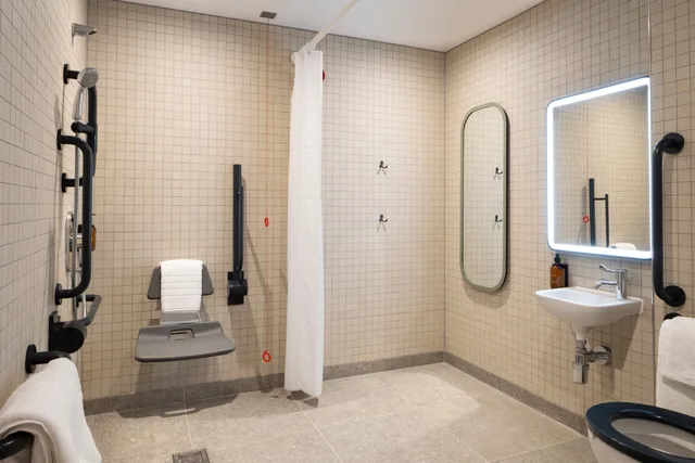 غرفة قياسية بسرير كينج لذوي الإعاقة، voco Zeal Exeter Science Park By IHG 5/6