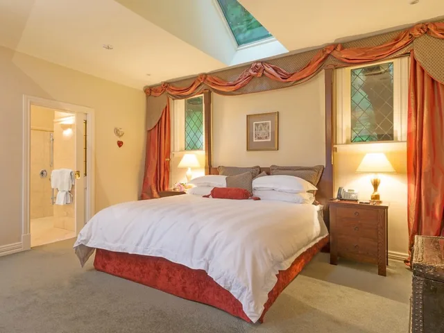 جناح بريميير بسرير كينج، Greenmantle Estate Lodge 1/2