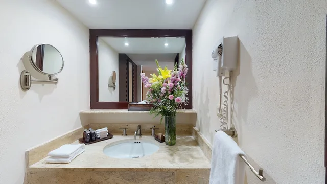 غرفة ملكية بسريرين مزدوجين بإطلالة على البحر، Park Royal Beach Ixtapa All Inclusive 5/8