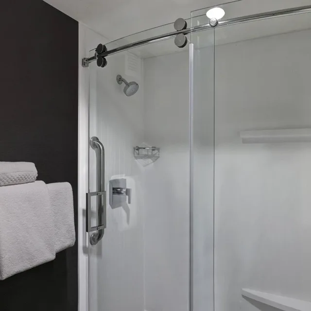 غرفة بسرير كينج بحوض استحمام لذوي الإعاقة، Courtyard By Marriott Portland Southeast Clackamas 6/6