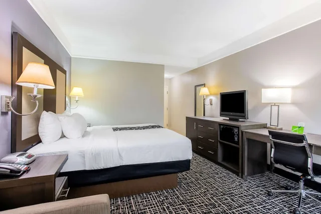 غرفة بسرير كينج، La Quinta by Wyndham Fultondale Birmingham North 2/3