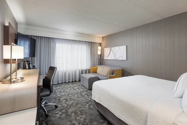 غرفة بسرير كينج لذوي الإعاقة، Courtyard By Marriott Toronto Vaughan 1/6