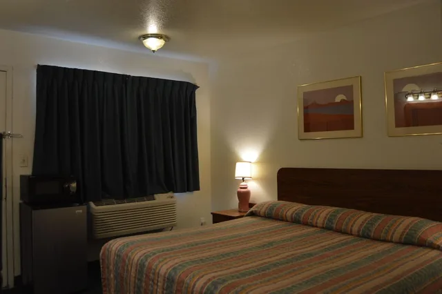 غرفة مفردة بسرير كينج، OYO Hotel Oklahoma City Northeast 1/1