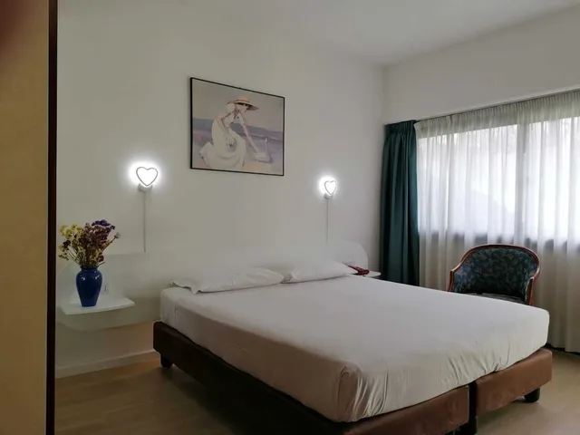 غرفة اقتصادية ثلاثية، Green Motel 1/10