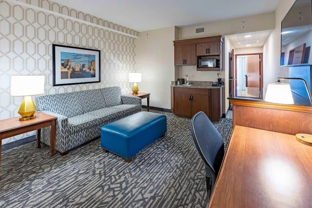 جناح بسرير كينج بغرفتين مع أريكة بحوض جاكوزي بحوض استحمام، Drury Plaza Hotel St Louis Chesterfield 3/10