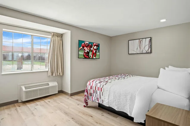 Deluxe, King Bed, Accessible, Regency Inn & Suites DFW 1/5