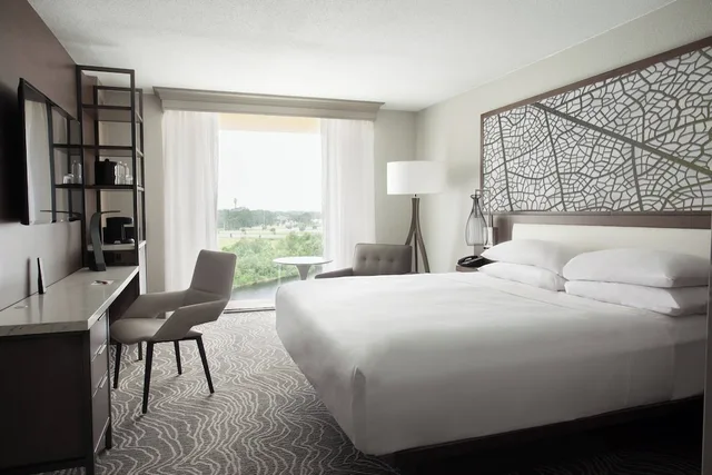 غرفة بسرير كينج مع أريكة، Orlando Airport Marriott Lakeside 1/5