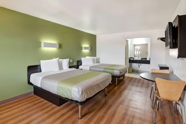 غرفة قياسية بسريرين كوين، Motel6 Dallas, TX - Forest Lane 2/10
