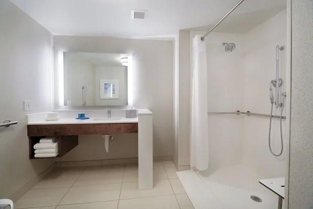 غرفة قياسية بسرير كينج لذوي الإعاقة، Holiday Inn Express Suites Cincinnati North Liberty Way 4/5