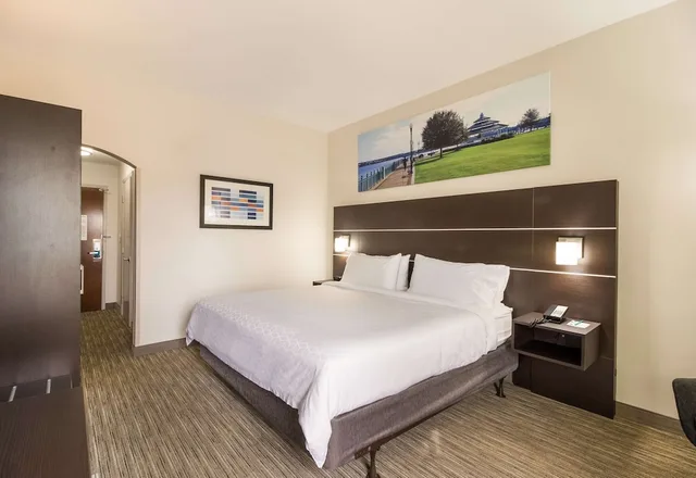 جناح بسرير كينج مع أريكة، Clarion Pointe New Bern 1/3
