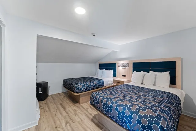 Family, Apartment, King and Twin Beds, Pilgrim Sands on Long Beach 1/2