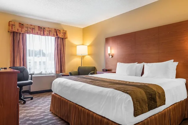 غرفة قياسية بسرير كينج، Quality Inn & Suites Hawkesbury 2/4