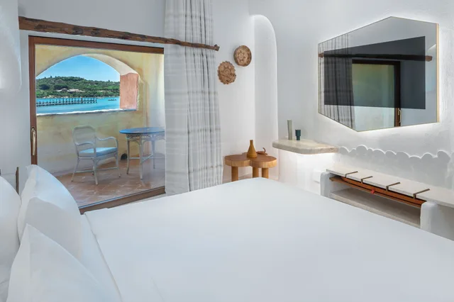 غرفة سوبيريور بسرير كينج بشرفة بإطلالة جزئية على البحر، Hotel Cala Di Volpe Costa Smeralda 4/4