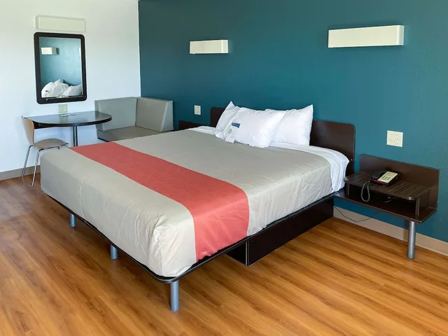 غرفة قياسية بسرير كوين للمدخنين، Motel6 Cameron, MO 1/4