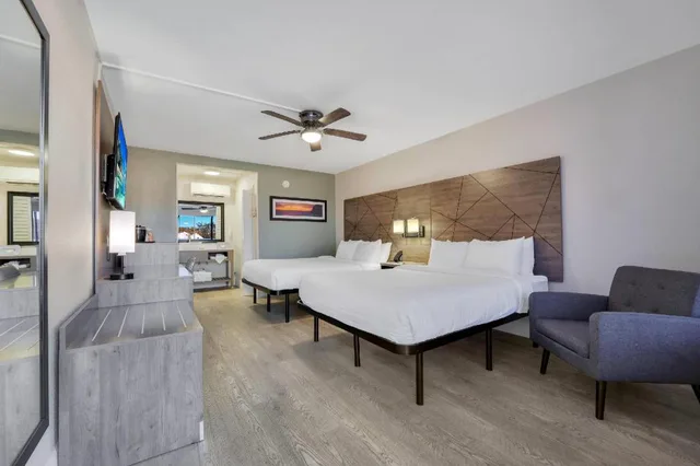 Upgrade, 2 Queen Beds، Quality Inn and Suites Airport Cruise Port Hollywood 1/4