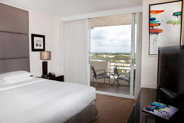 جناح بسرير كينج بإطلالة على المدينة بشرفة مع أريكة، GALLERYone - a DoubleTree Suites by Hilton Hotel 3/5